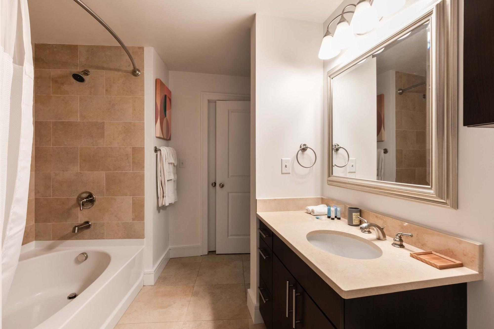 Stylish Seaport Near Waterfront Dining & Downtown