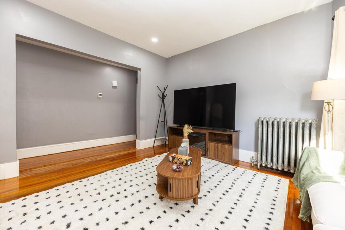 Elegant, Spacious 3bd, 1ba In Apartment Boston