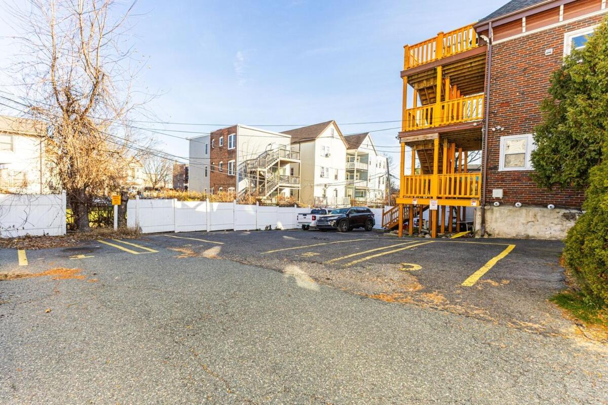 Nightingale In Apartment *