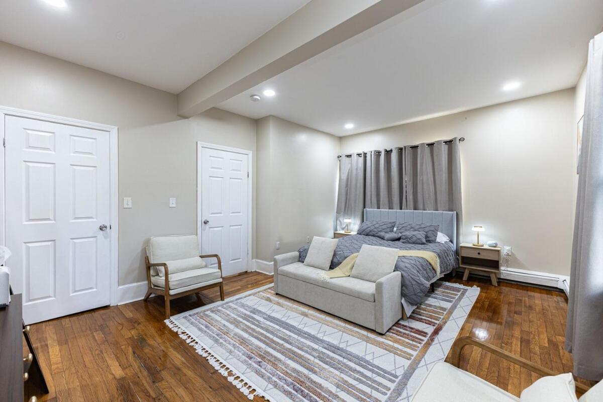 Cozy, Spacious Near Downtown Apartment