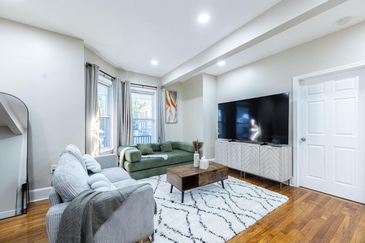 Cozy, Spacious Near Downtown Apartment *