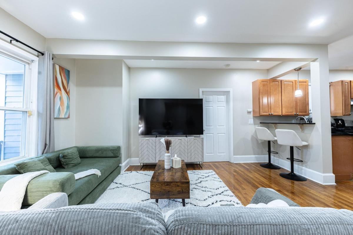 Cozy, Spacious Near Downtown *