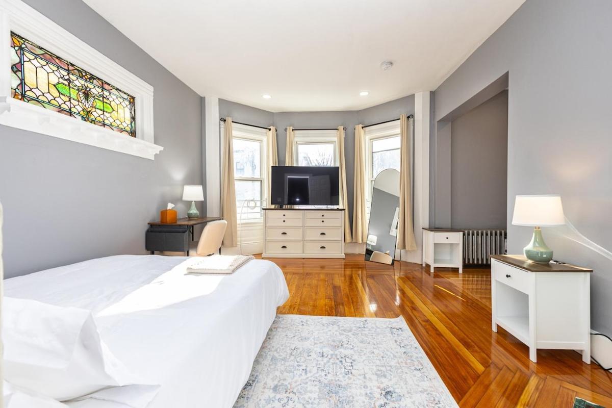 Elegant, Spacious 3bd, 1ba In Apartment Boston