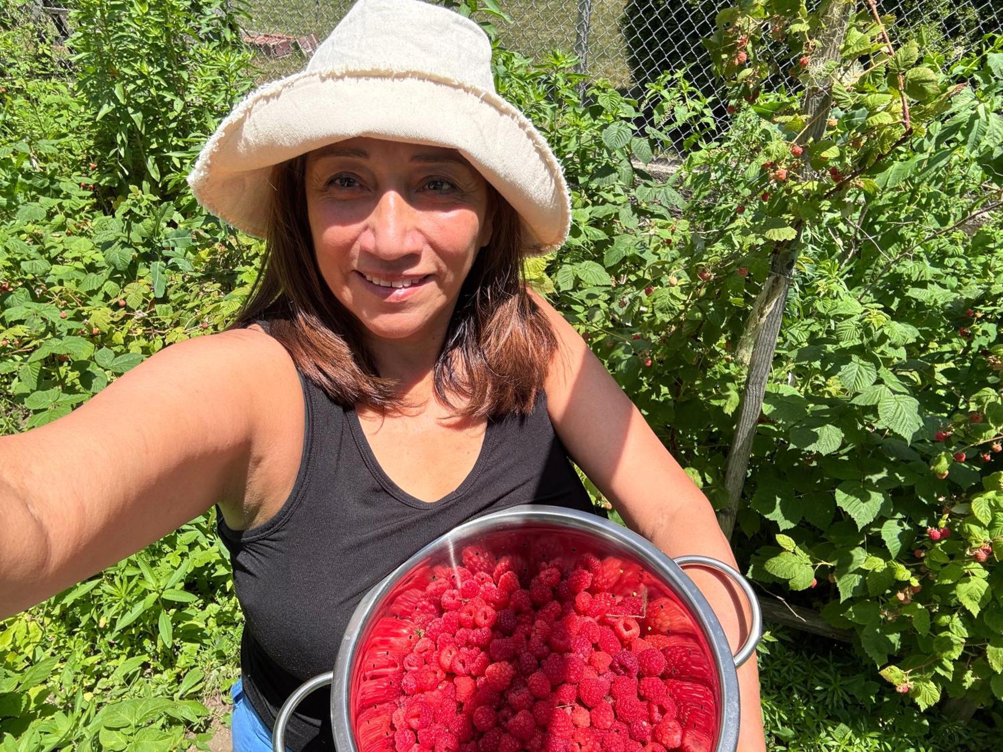 With Parking, Next To Train Or Buses, Good Neighborhood Apartment