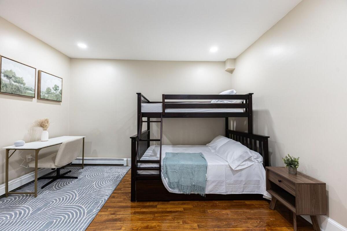 Cozy, Spacious Near Downtown *