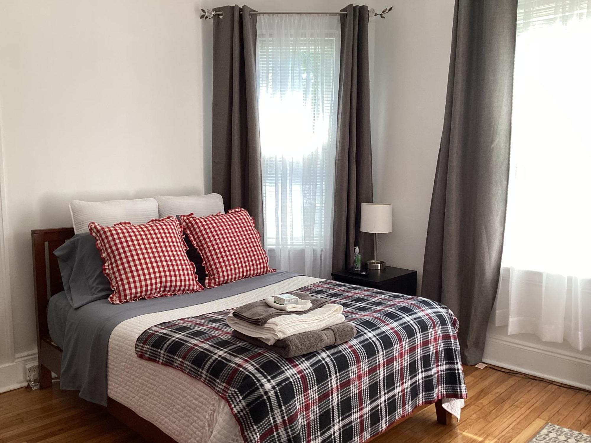 Apartment With Parking, Next To Train Or Buses, Good Neighborhood