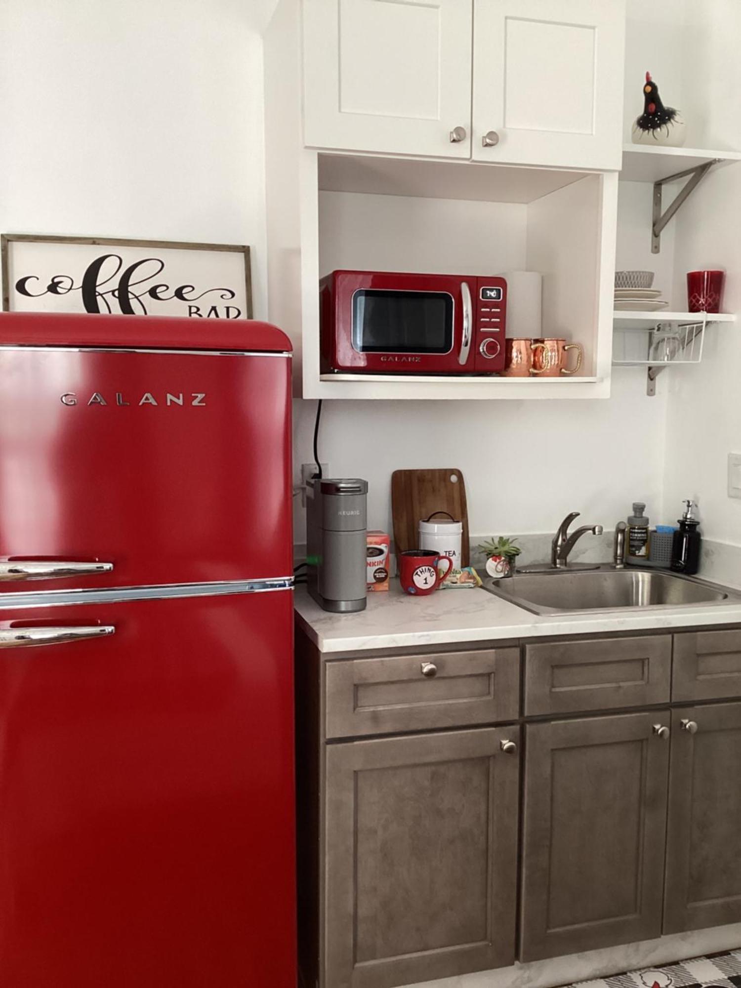 With Parking, Next To Train Or Buses, Good Neighborhood Apartment