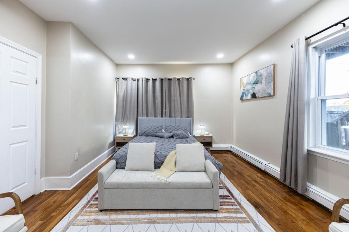 Cozy, Spacious Near Downtown Apartment *