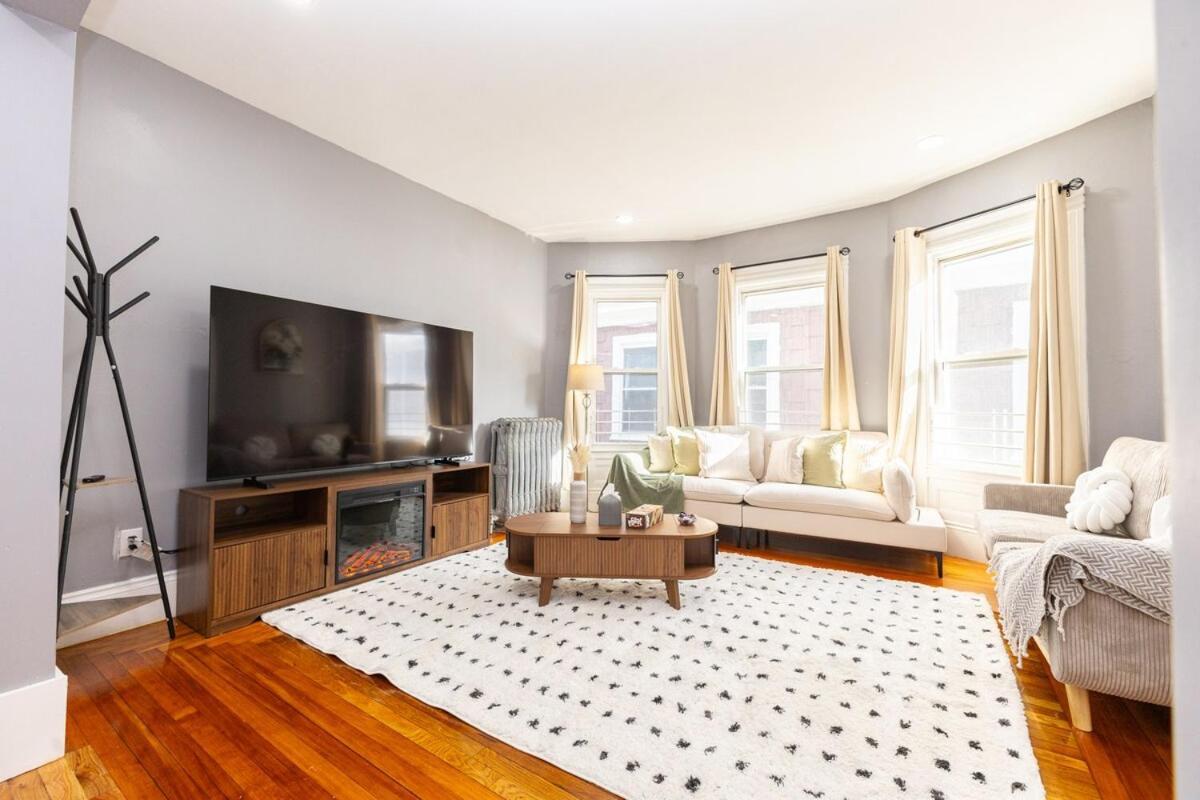 Elegant, Spacious 3bd, 1ba In Apartment *