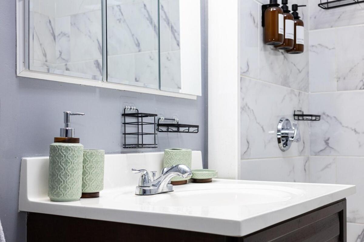 Elegant, Spacious 3bd, 1ba In Apartment *