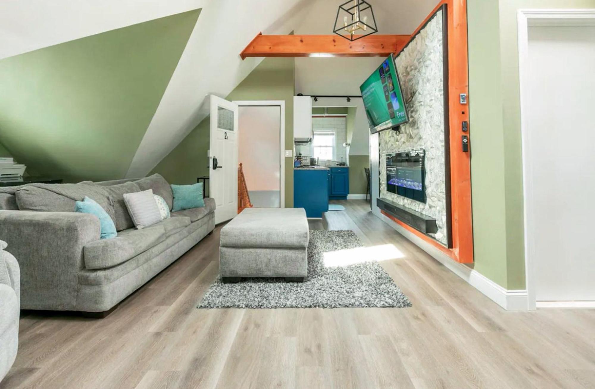 Large Open Concept In Zoo Franklin Park Near Apartment