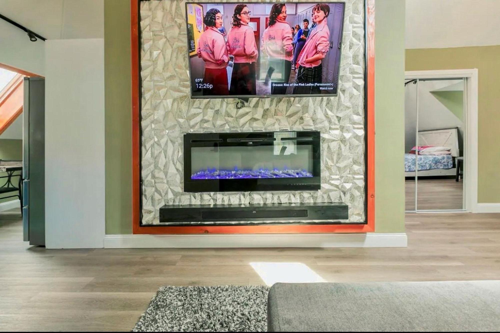 Large Open Concept In Zoo Franklin Park Near