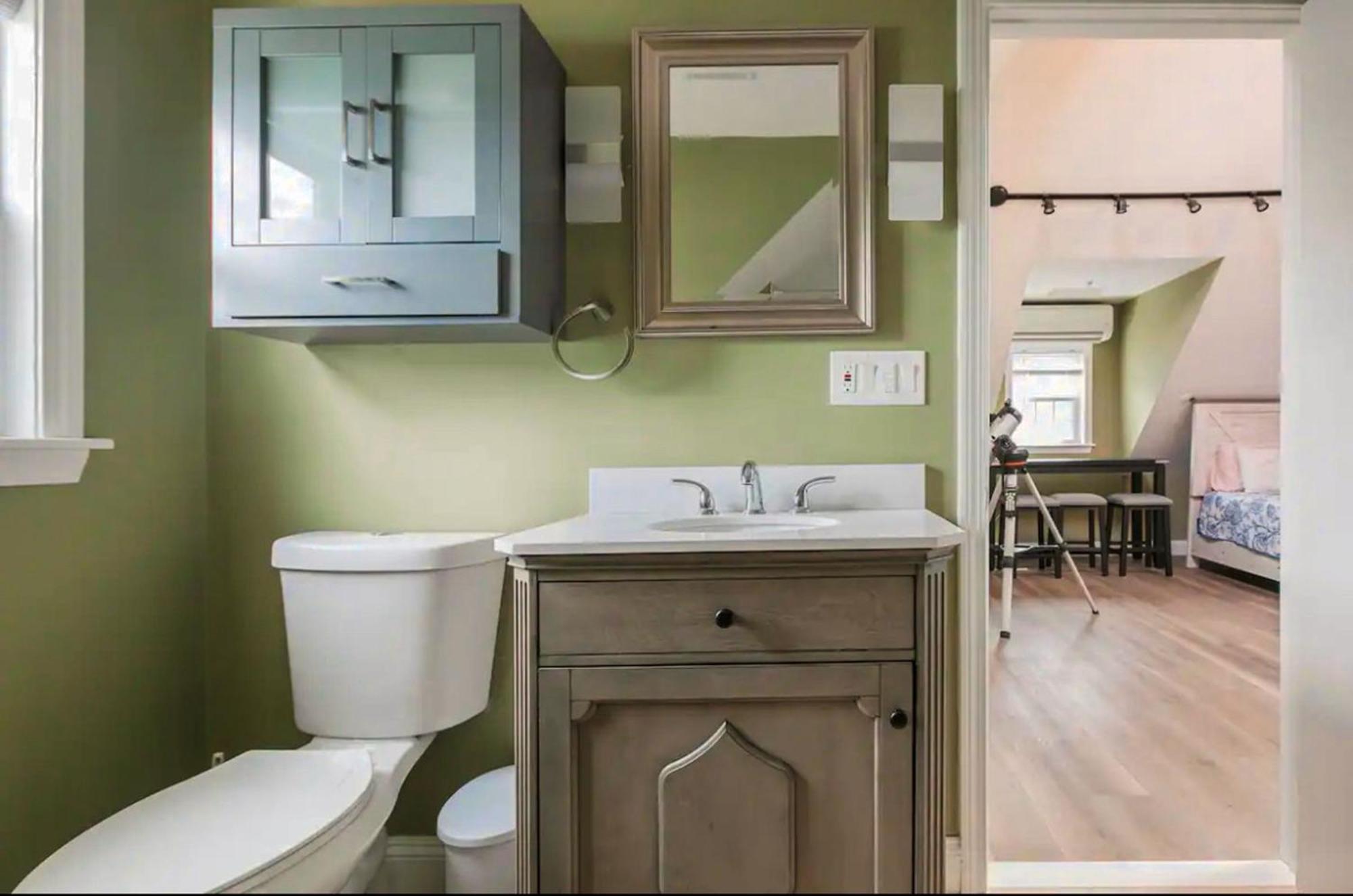 Large Open Concept In Zoo Franklin Park Near Apartment