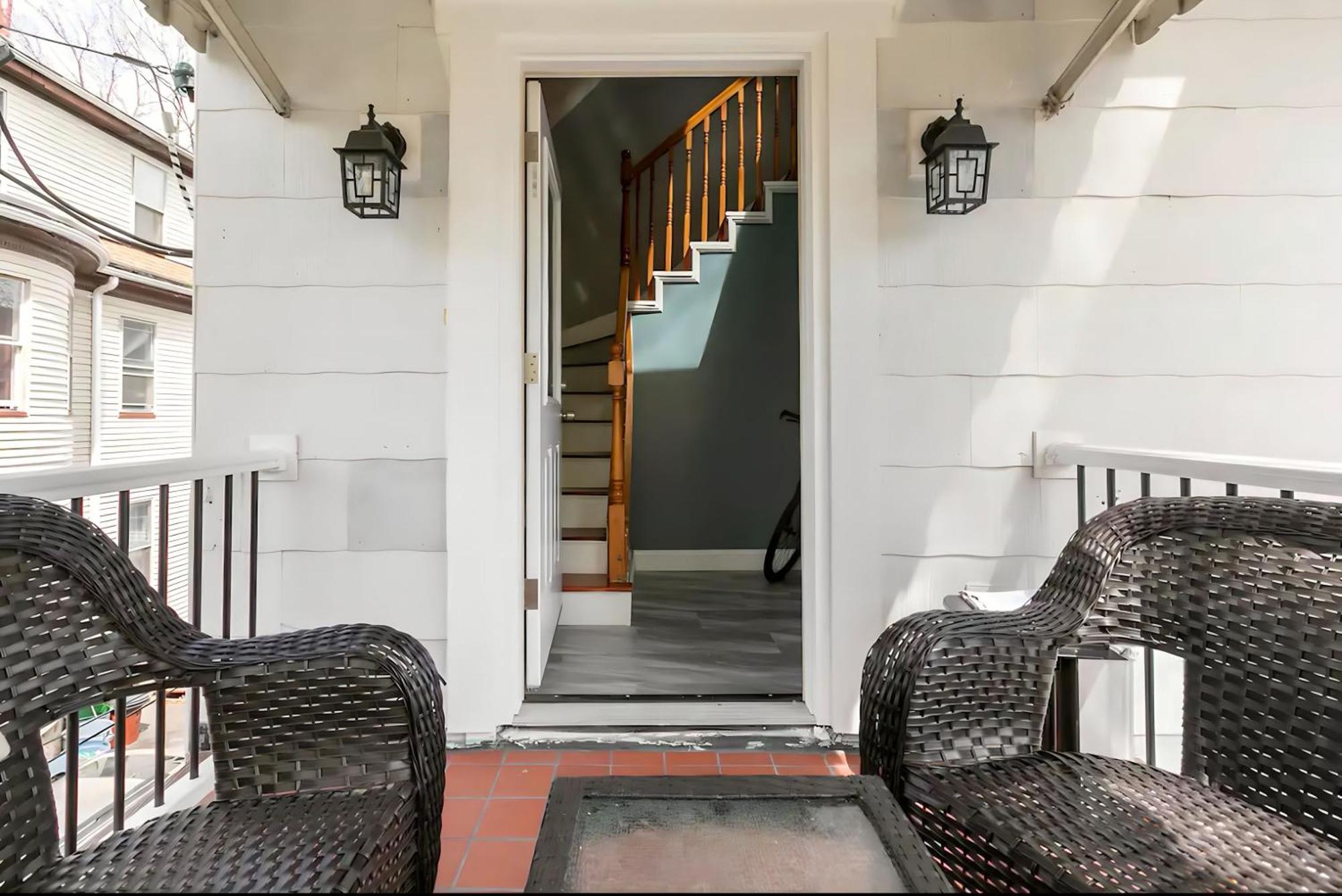 Large Open Concept In Zoo Franklin Park Near Apartment