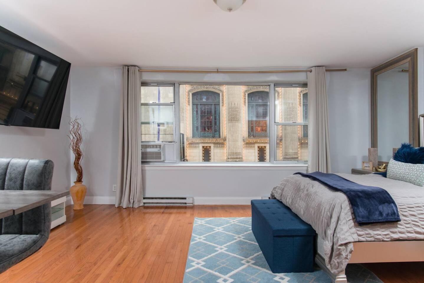 Apartment Downtown Location Famous Nightlife Chinatown With Bed Full Of Promises! *