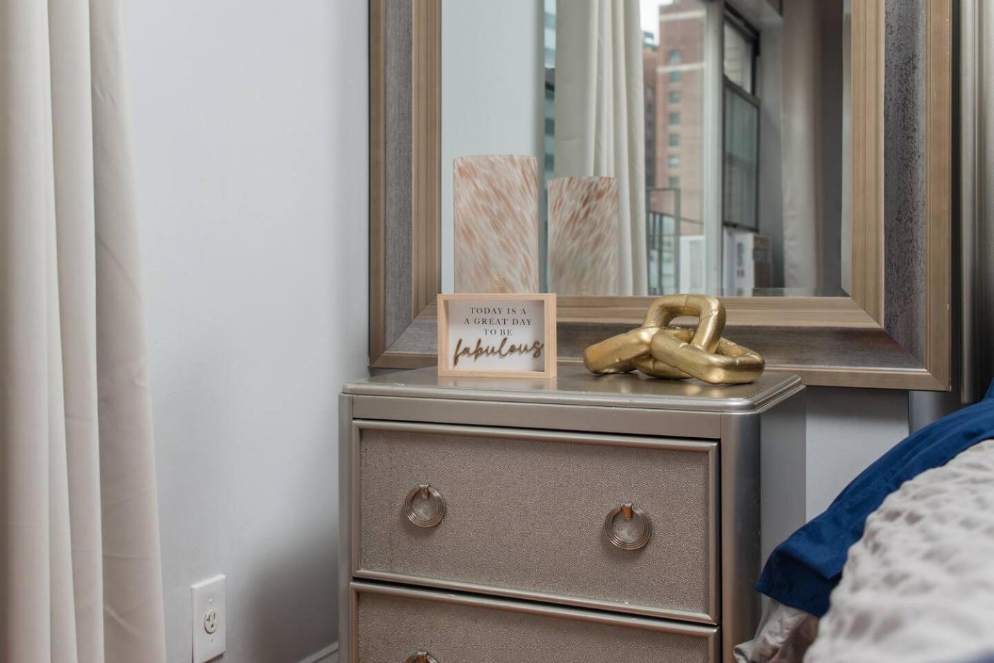 Downtown Location Famous Nightlife Chinatown With Bed Full Of Promises! Boston