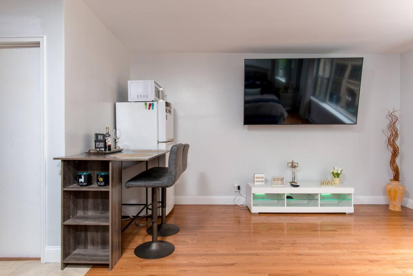 Downtown Location Famous Nightlife Chinatown With Bed Full Of Promises! Apartment