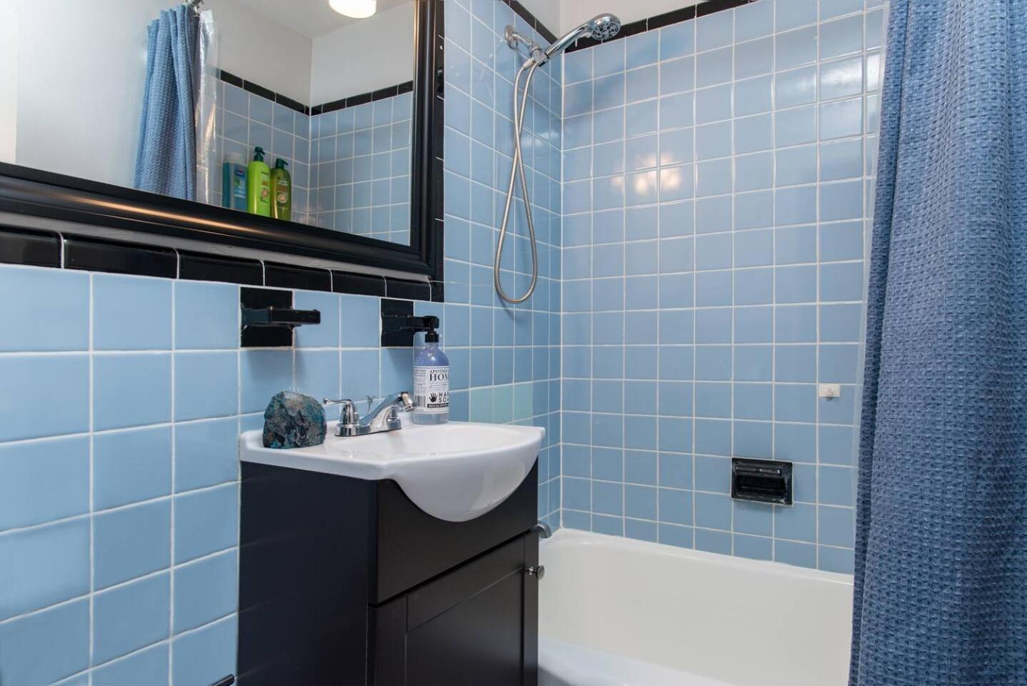 Downtown Location Famous Nightlife Chinatown With Bed Full Of Promises! *