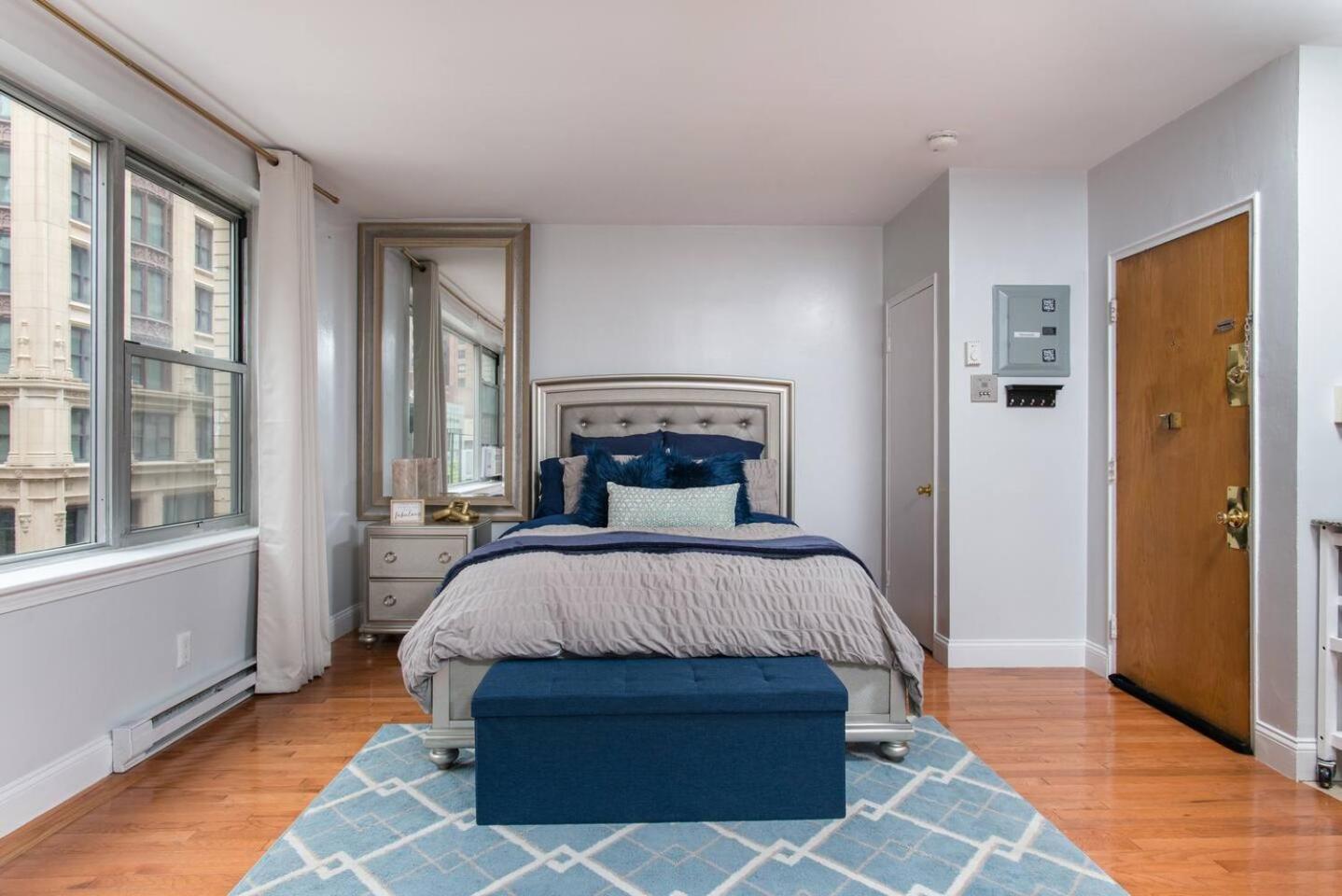 Apartment Downtown Location Famous Nightlife Chinatown With Bed Full Of Promises! Boston