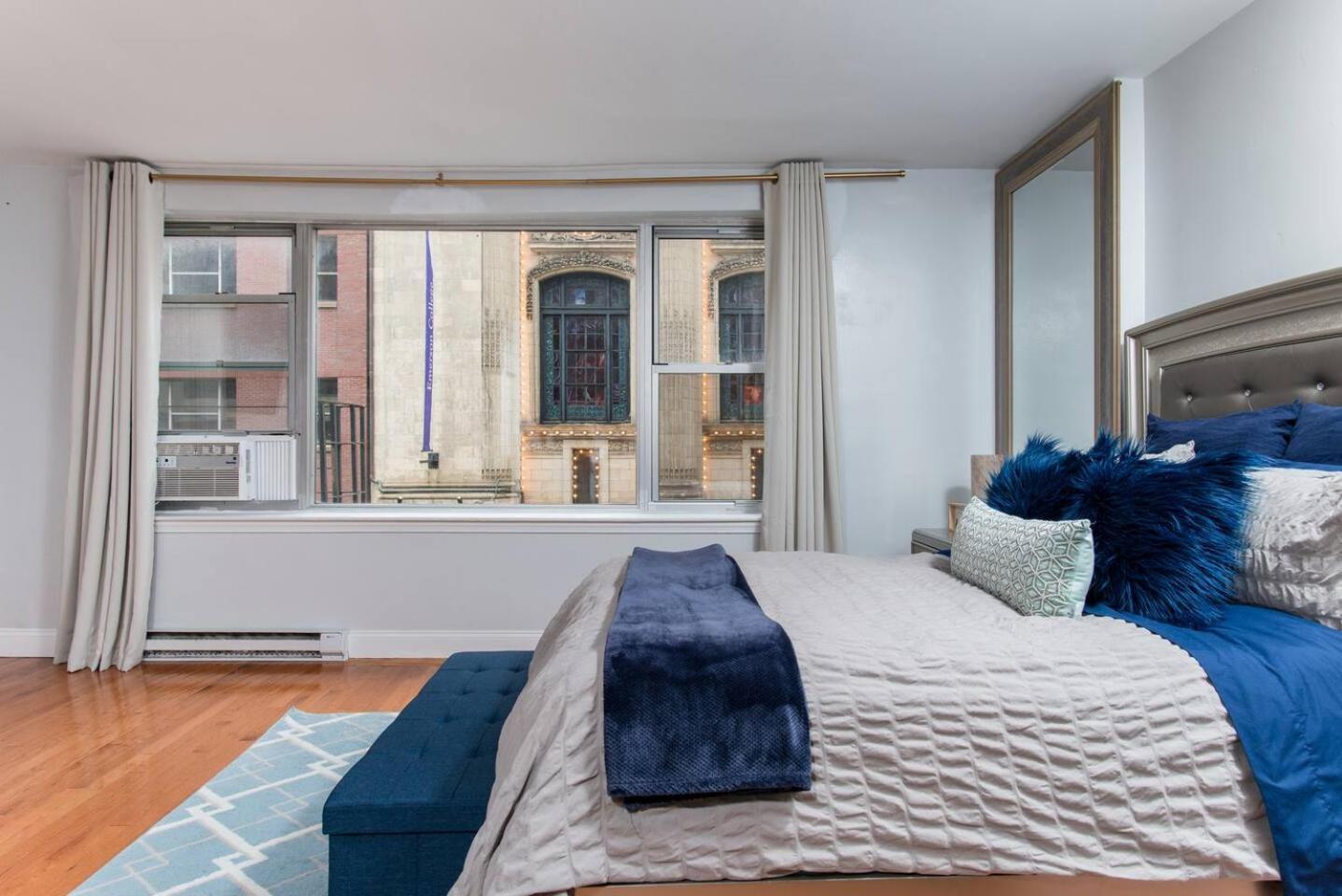 Downtown Location Famous Nightlife Chinatown With Bed Full Of Promises! Boston