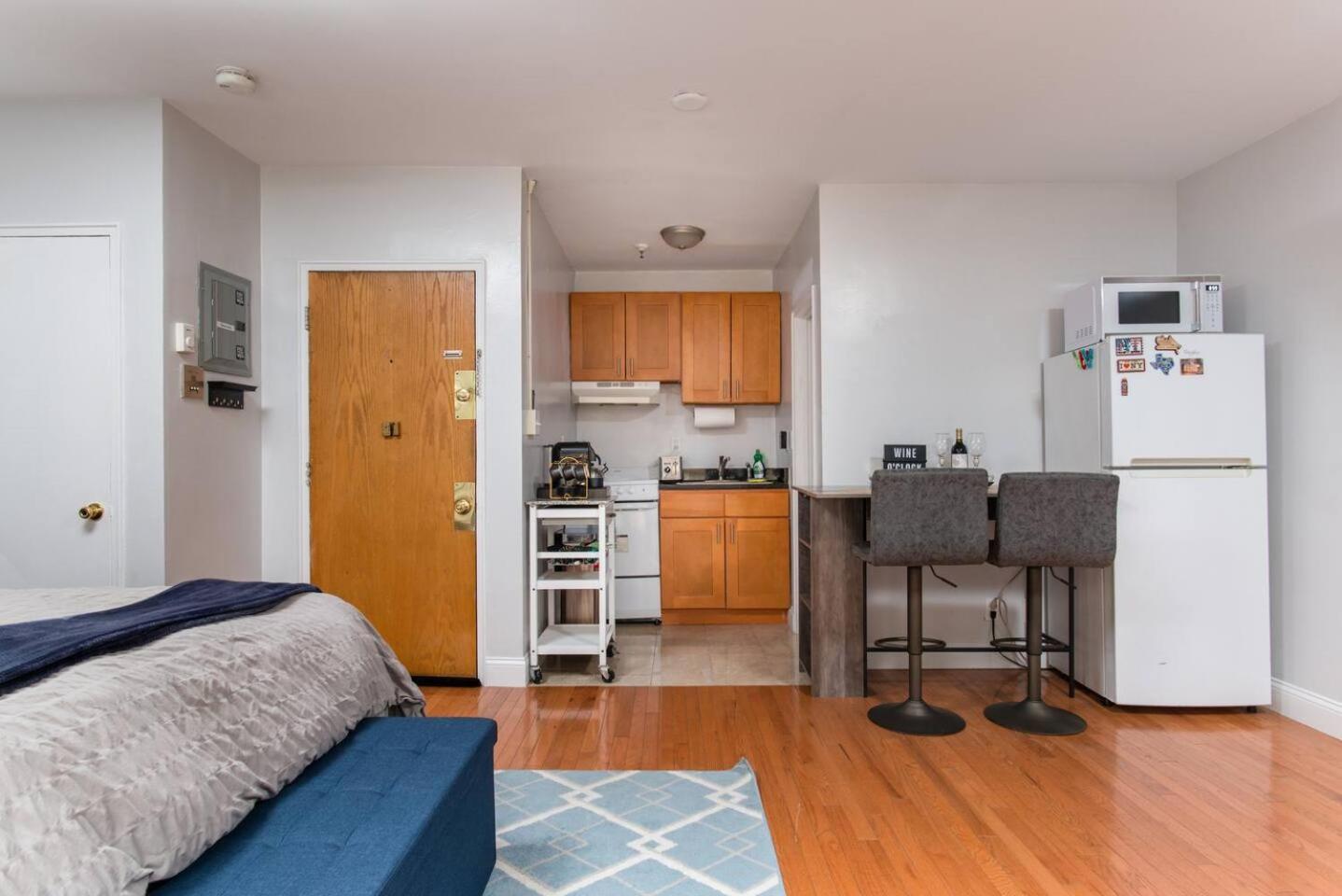 Apartment Downtown Location Famous Nightlife Chinatown With Bed Full Of Promises!