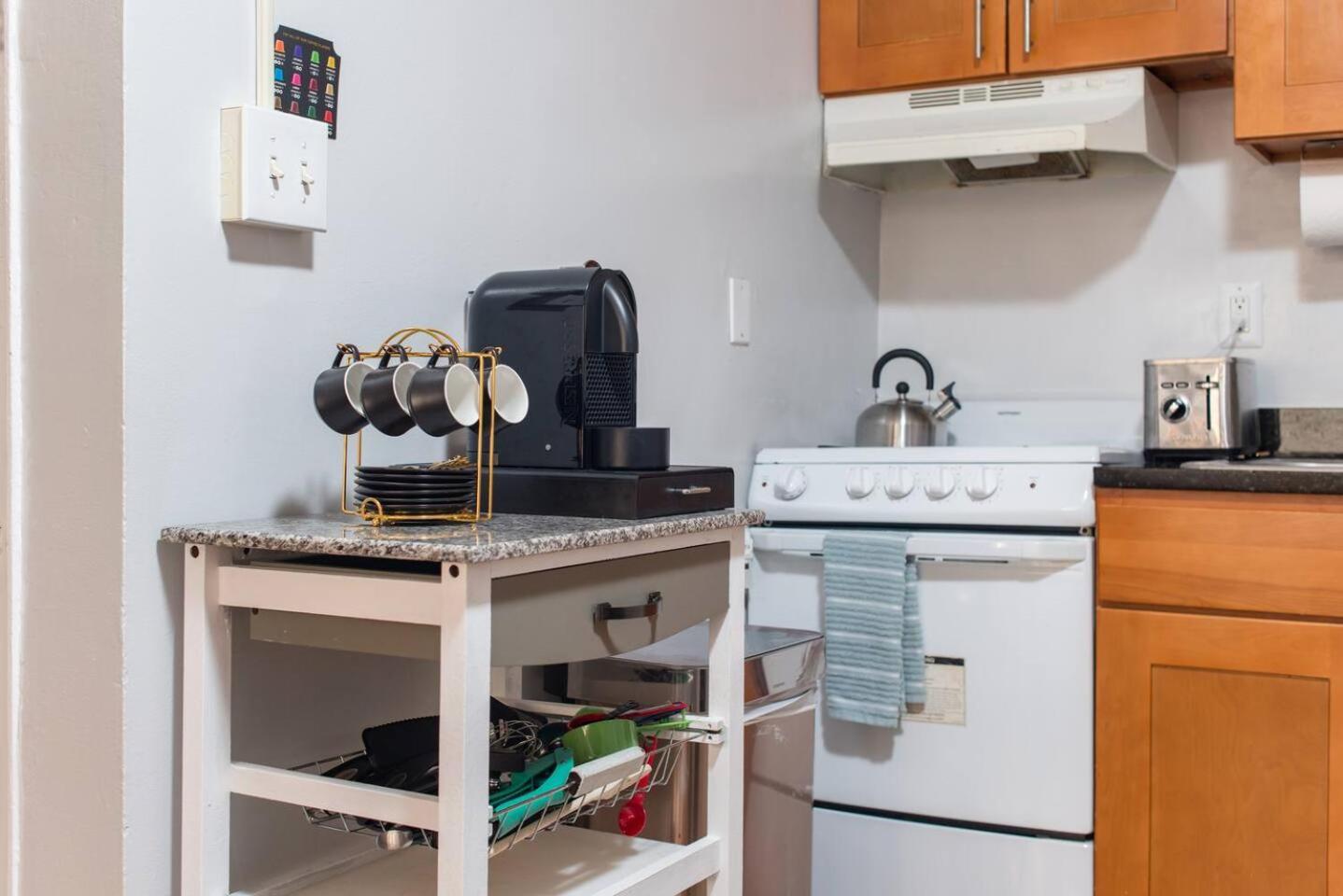 Downtown Location Famous Nightlife Chinatown With Bed Full Of Promises! Apartment