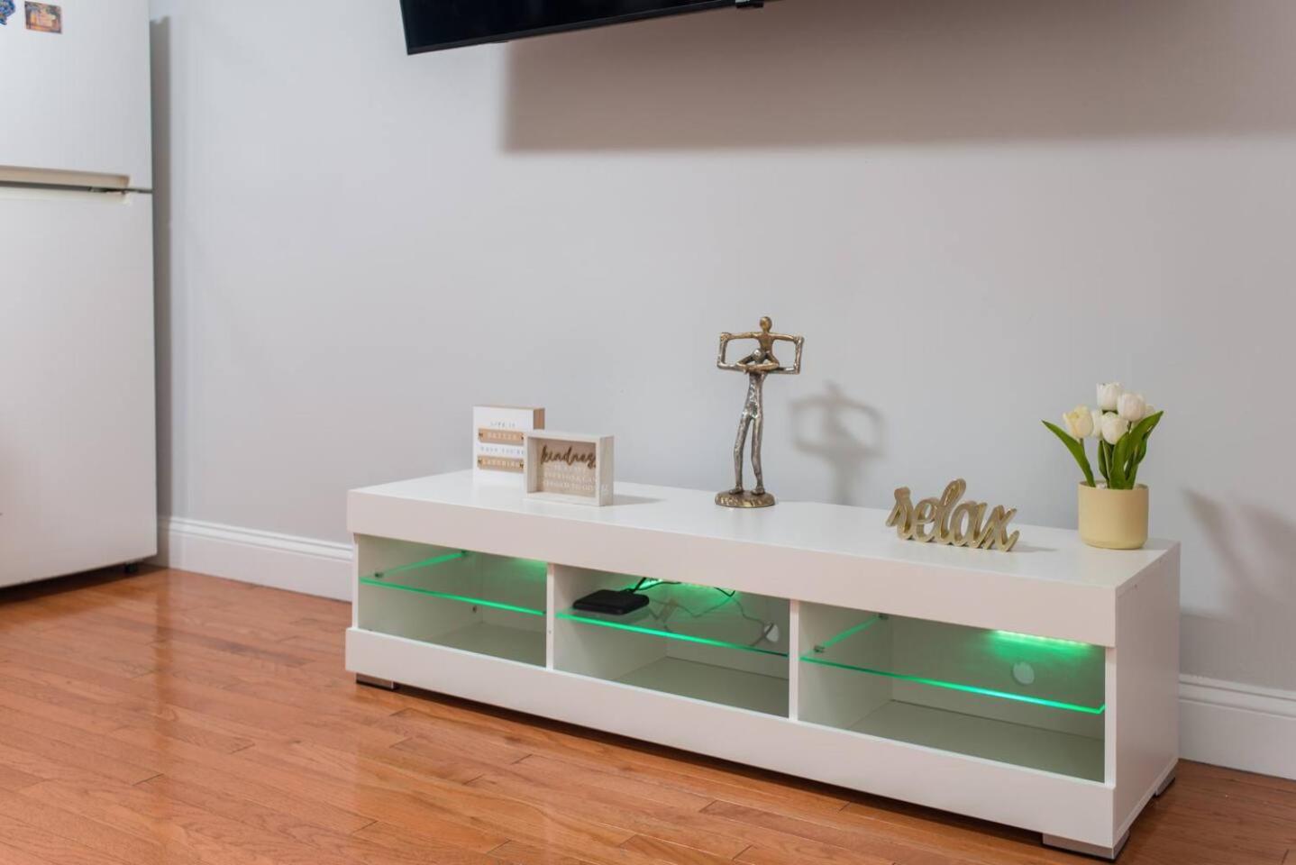 Apartment Downtown Location Famous Nightlife Chinatown With Bed Full Of Promises!