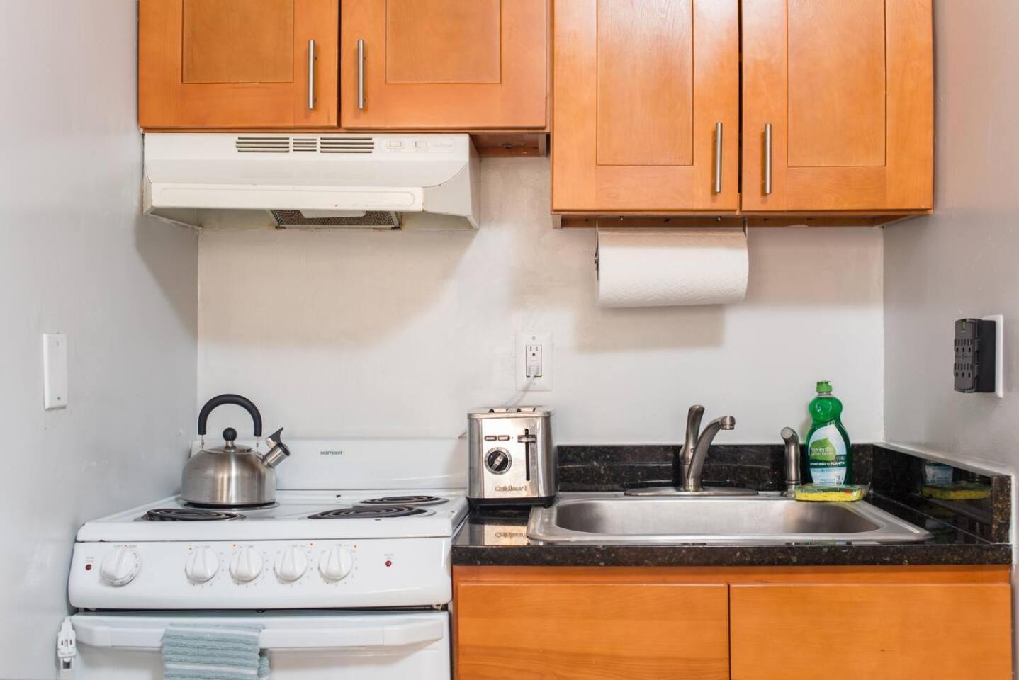 Downtown Location Famous Nightlife Chinatown With Bed Full Of Promises!