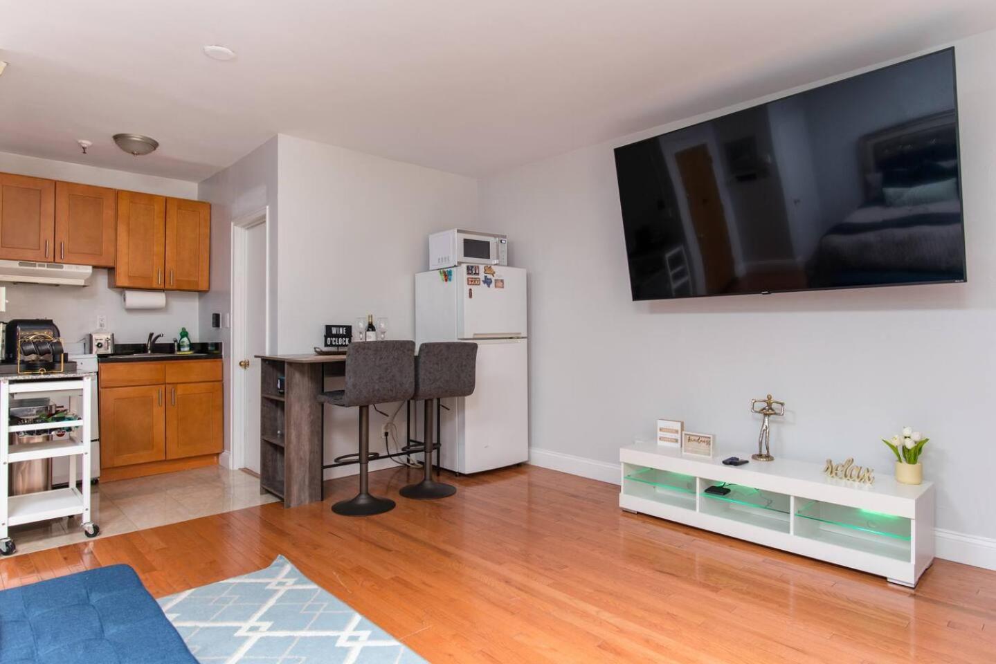 Downtown Location Famous Nightlife Chinatown With Bed Full Of Promises! Apartment