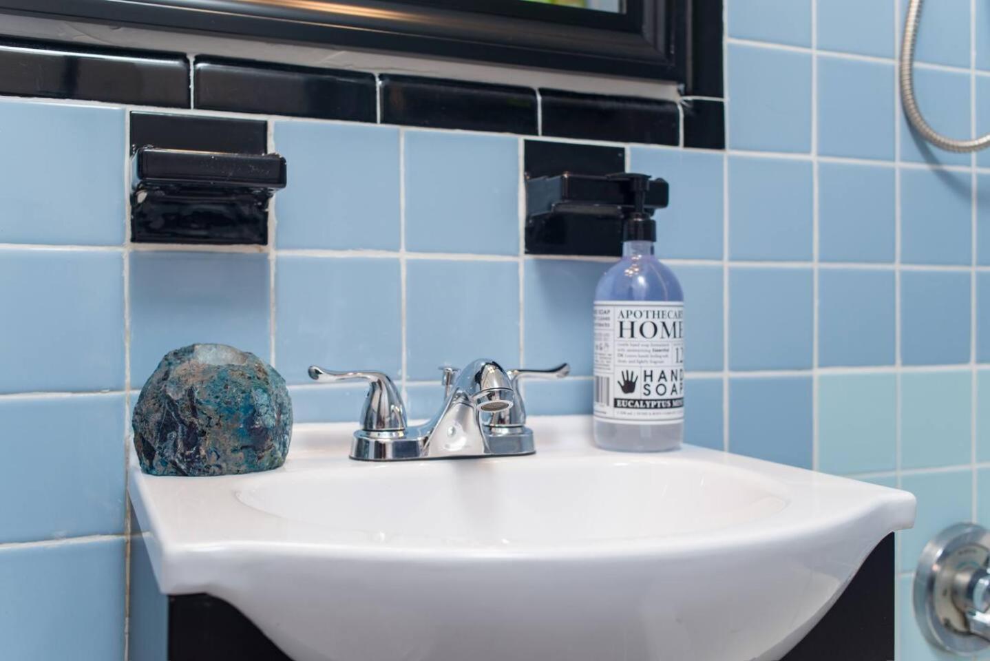 Downtown Location Famous Nightlife Chinatown With Bed Full Of Promises! Apartment *