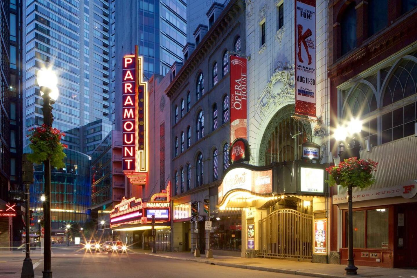 Apartment Downtown Location Famous Nightlife Chinatown With Bed Full Of Promises! *