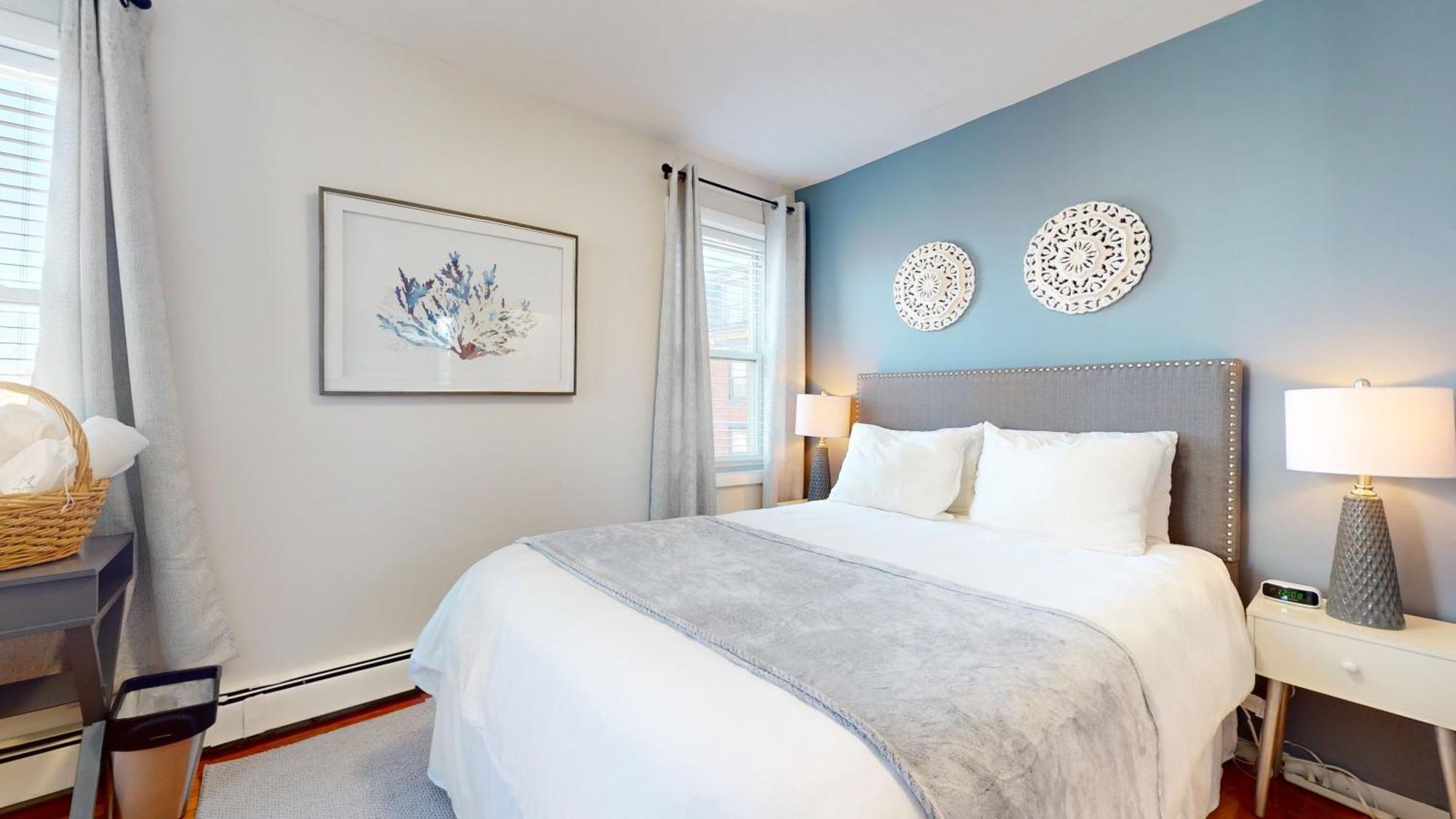 Modern,02 Mile To Northeastern, In Unit Laundry *