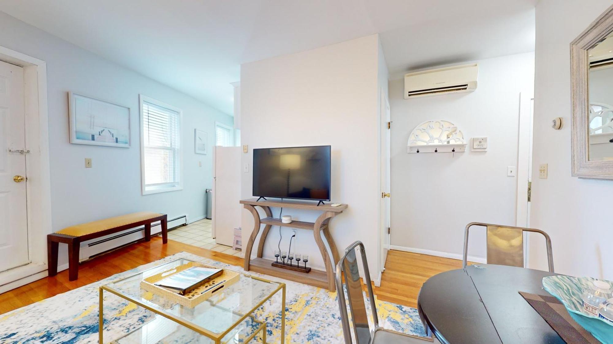 Modern,02 Mile To Northeastern, In Unit Laundry Apartment *