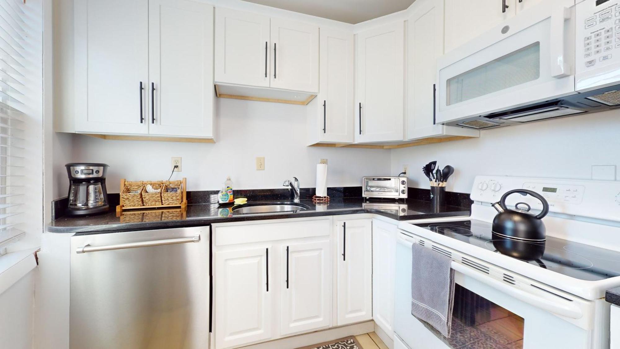 Modern,02 Mile To Northeastern, In Unit Laundry *