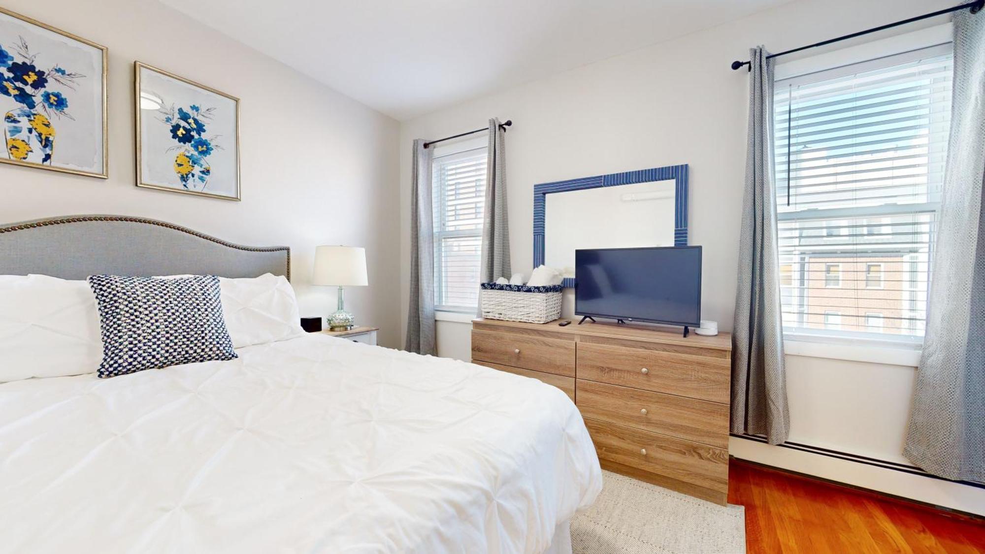 Modern,02 Mile To Northeastern, In Unit Laundry *