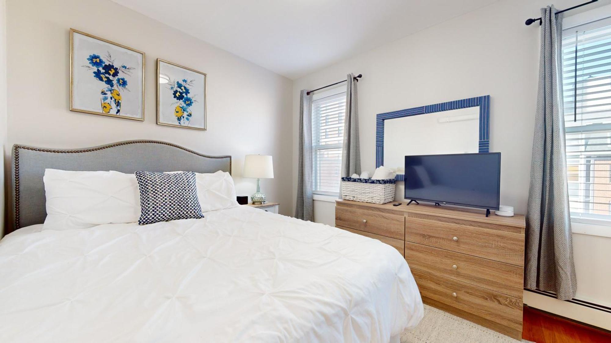 Modern,02 Mile To Northeastern, In Unit Laundry Apartment *