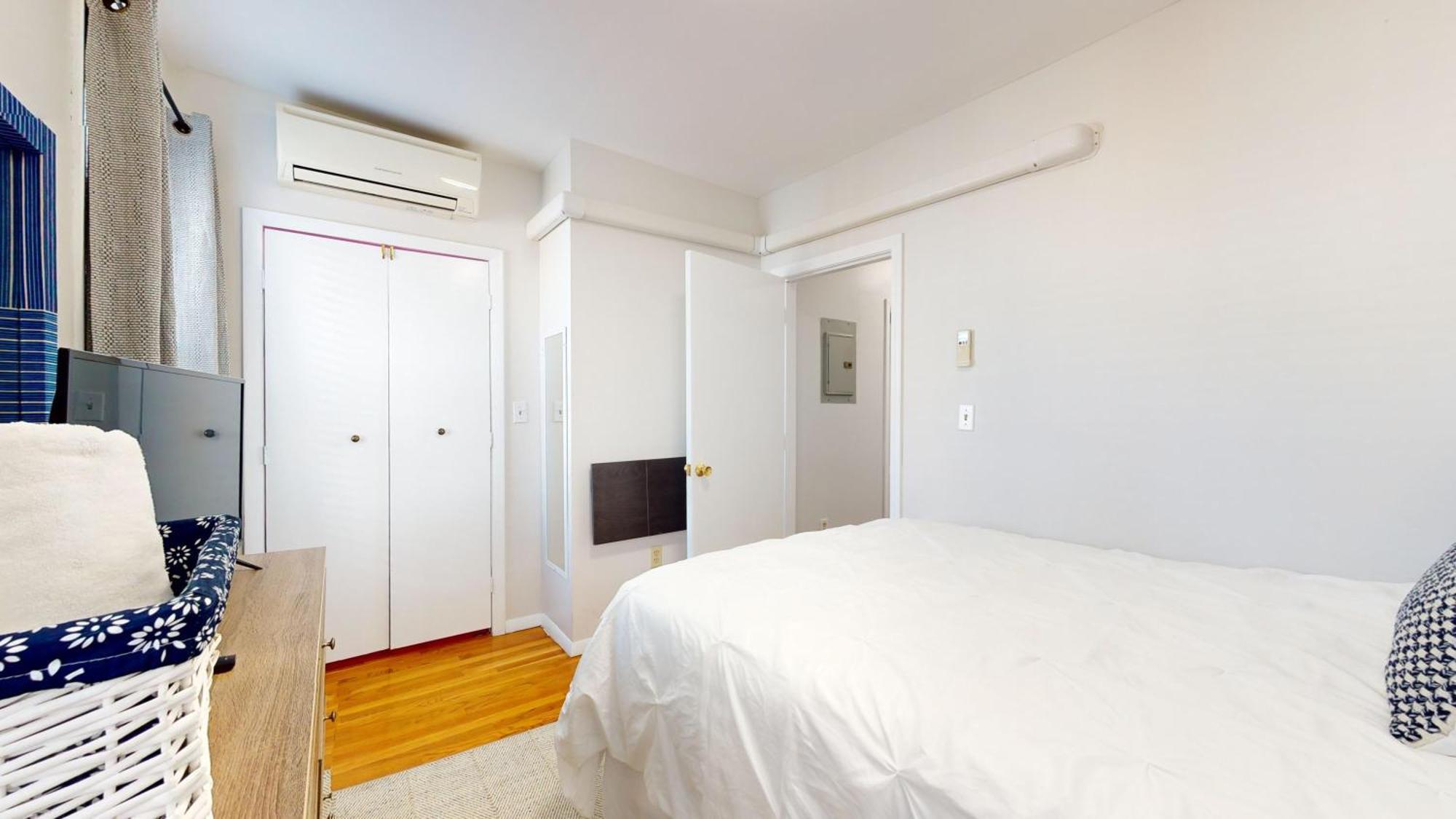 Apartment Modern,02 Mile To Northeastern, In Unit Laundry *