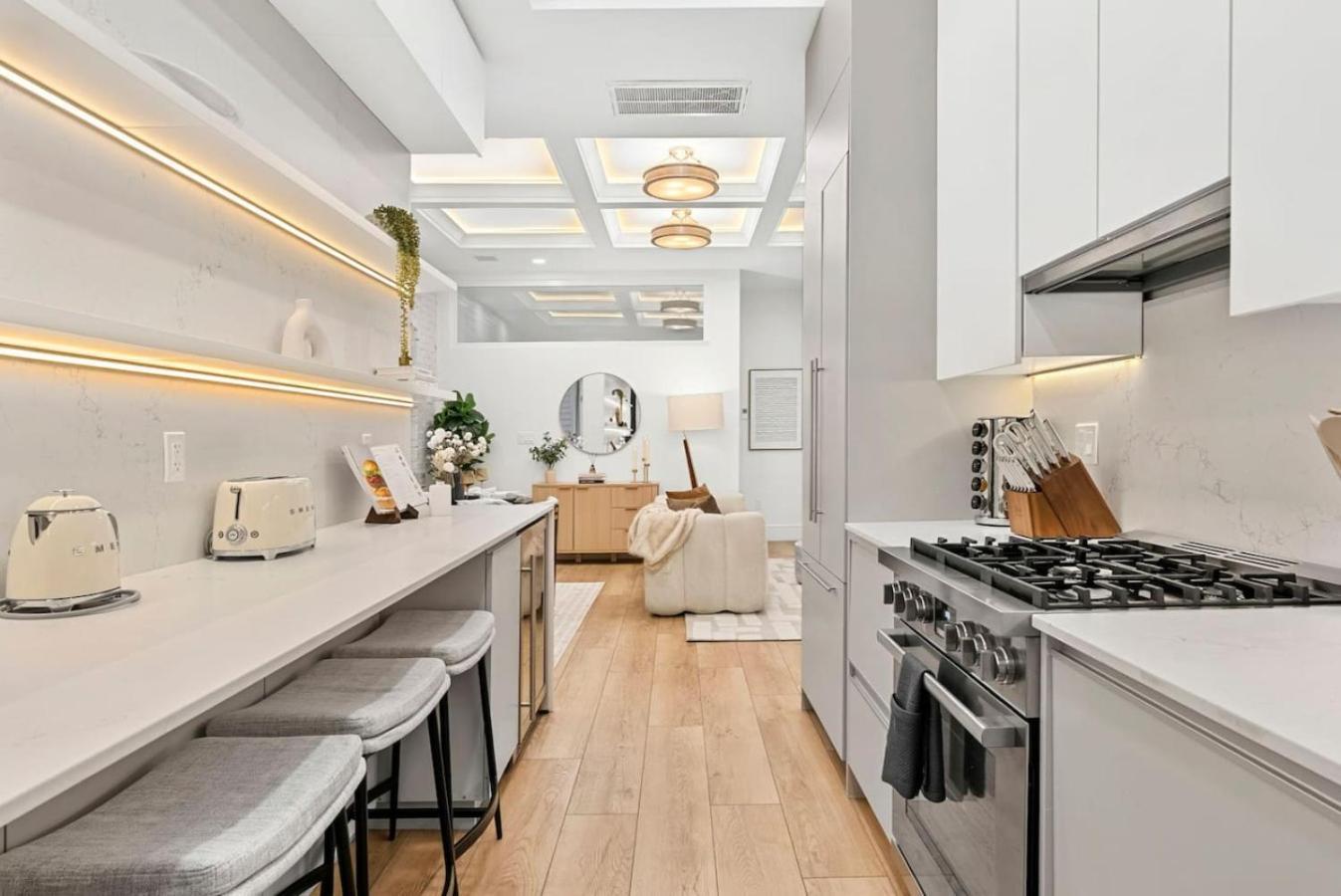 Holiday home 4br/4ba | Parking + Chef's Kitchen | Near Bu/bc Brookline