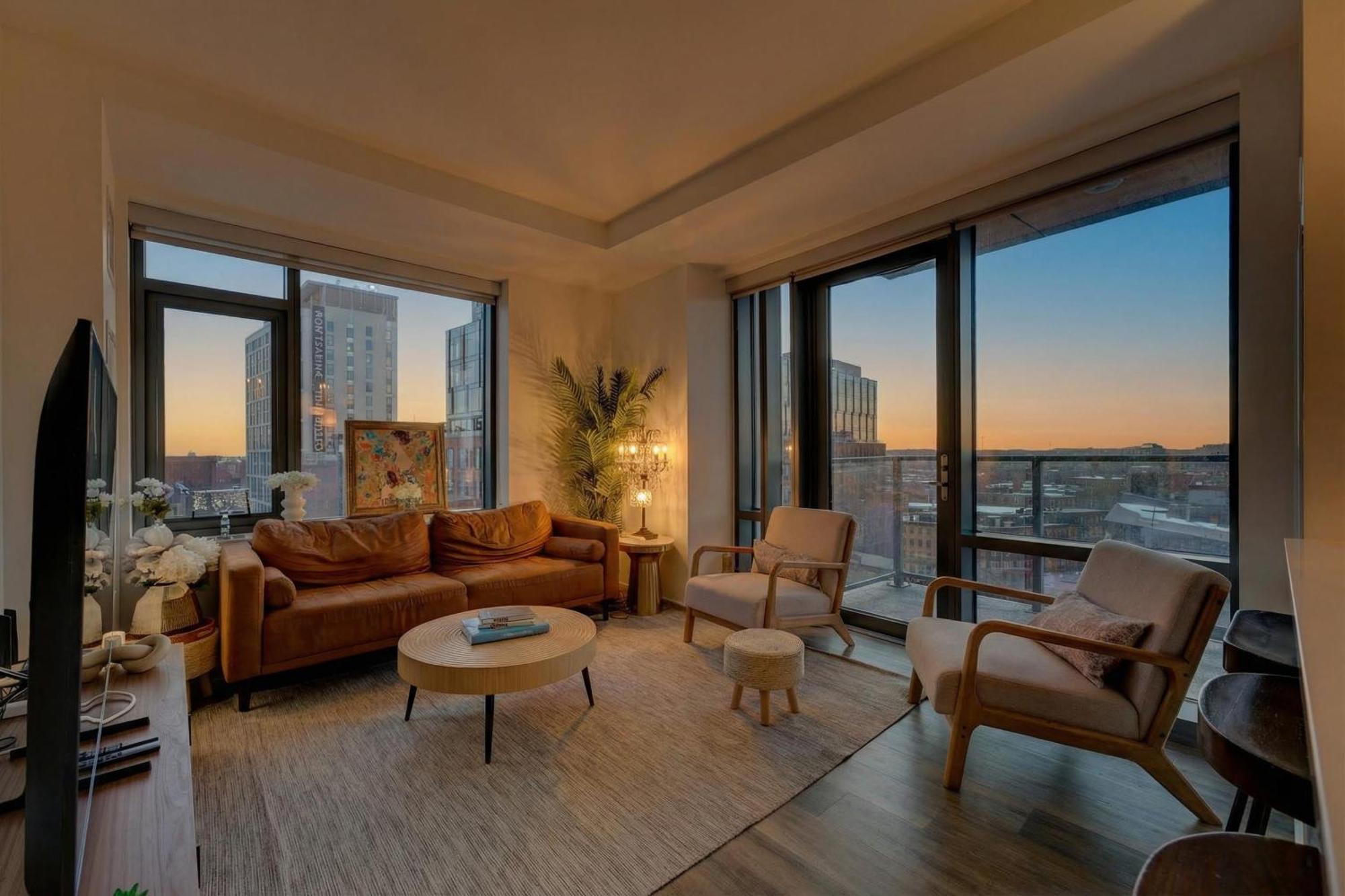 Modern 2br Prime Downtown Location Apartment *