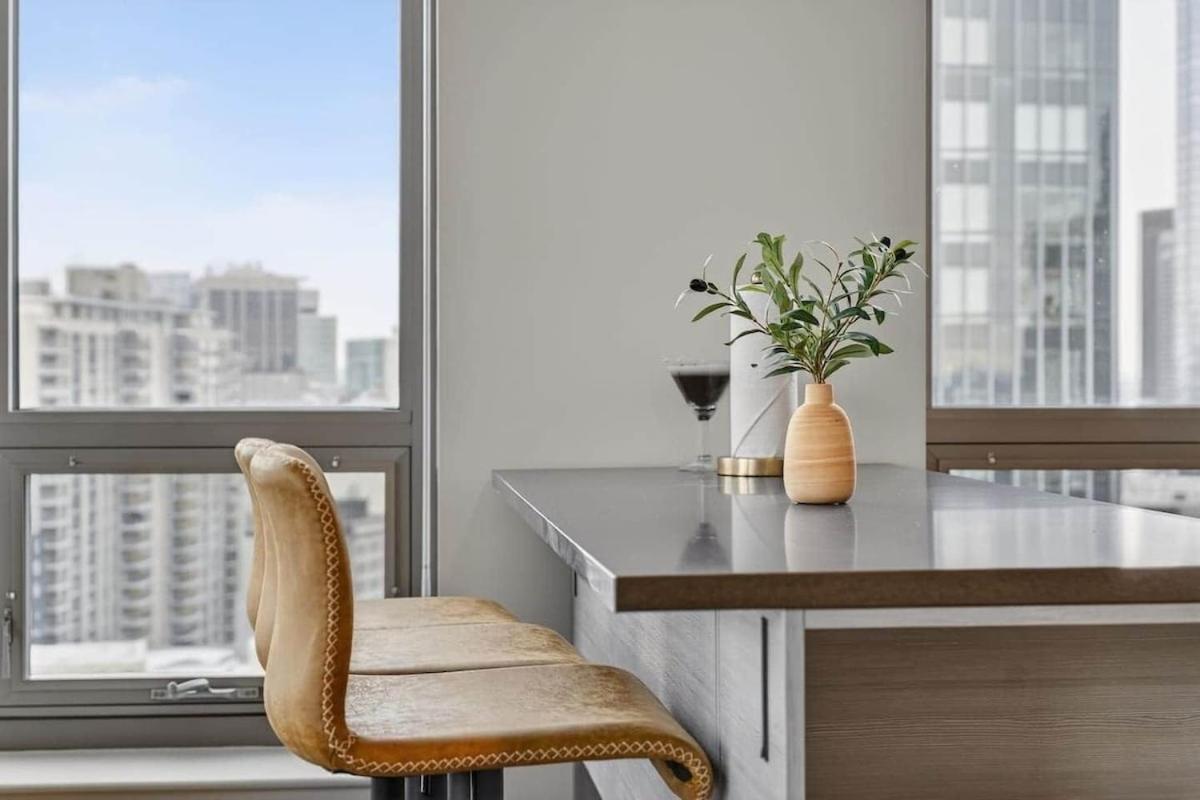 Luxury 2br 2ba Prime Downtown *