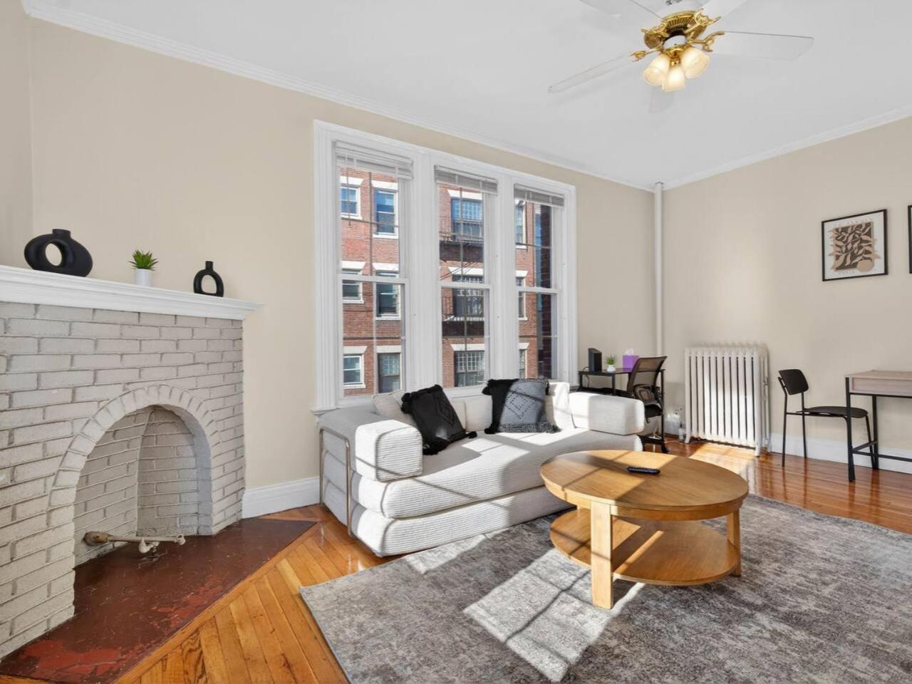 Charming 2br In Apartment Boston