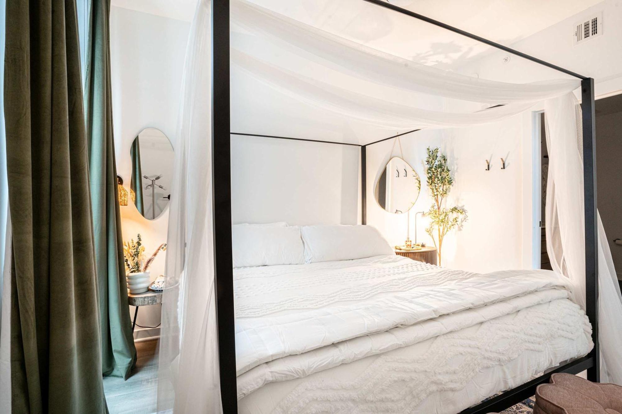 Seaport Fireplace Gym & Pool Access * Boston