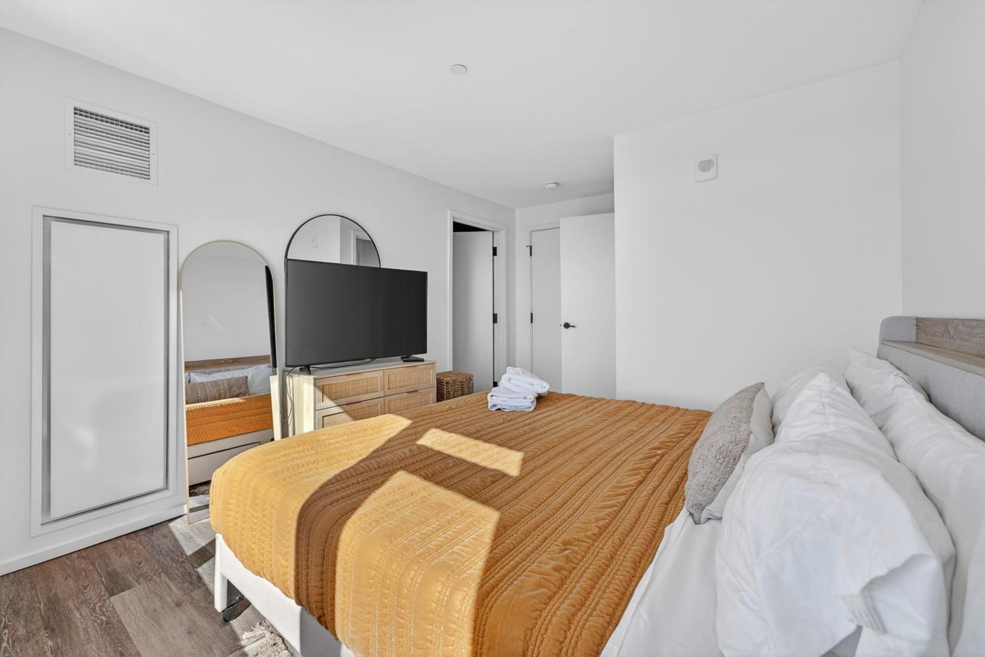 Modern 2br Prime Downtown Location Apartment *