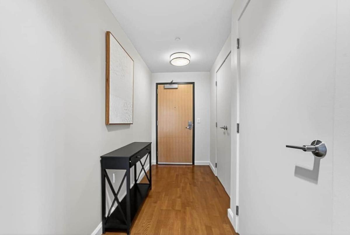 Luxury 2br 2ba Prime Downtown Apartment