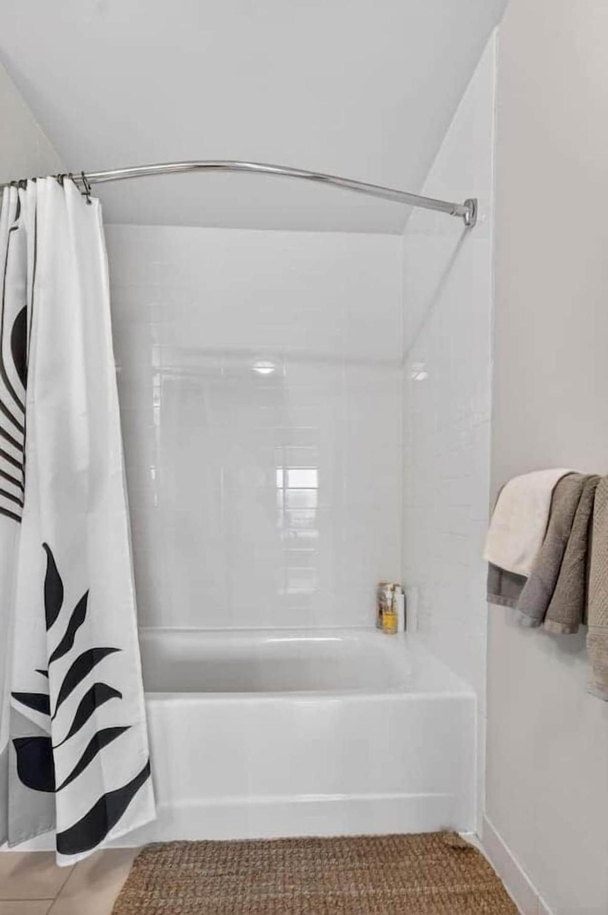 Luxury 2br 2ba Prime Downtown Apartment *