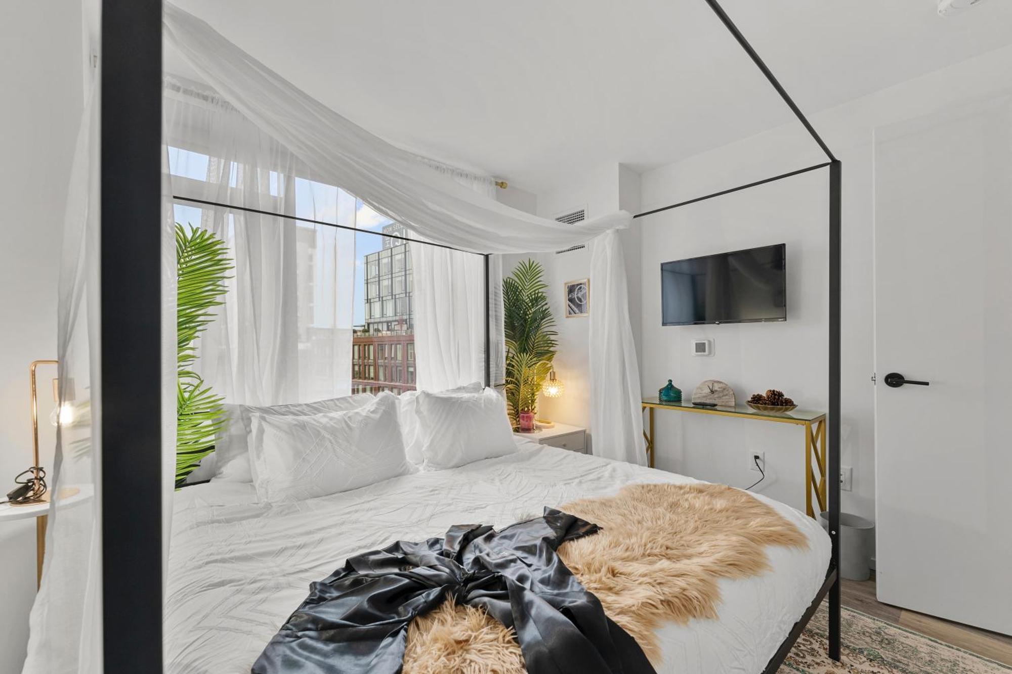 Modern 2br Prime Downtown Location Apartment