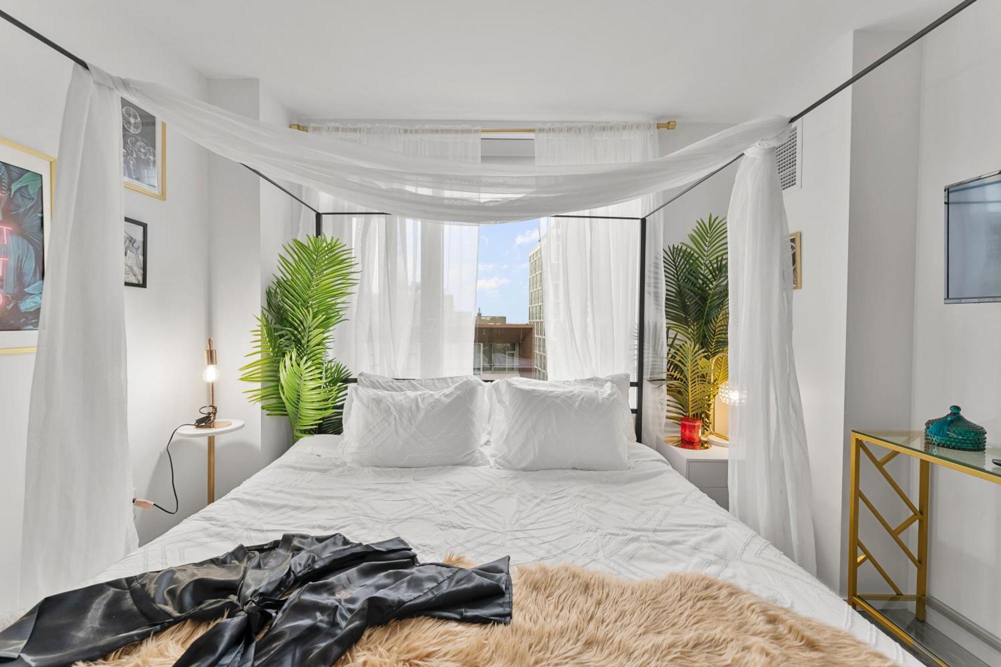 Modern 2br Prime Downtown Location Apartment