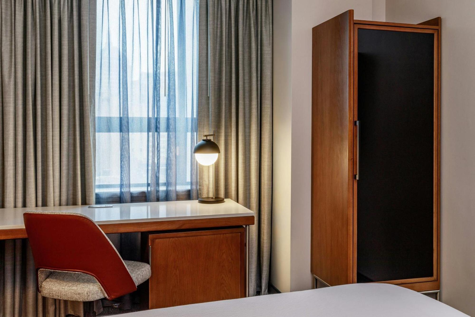 Courtyard By Marriott Downtown Boston