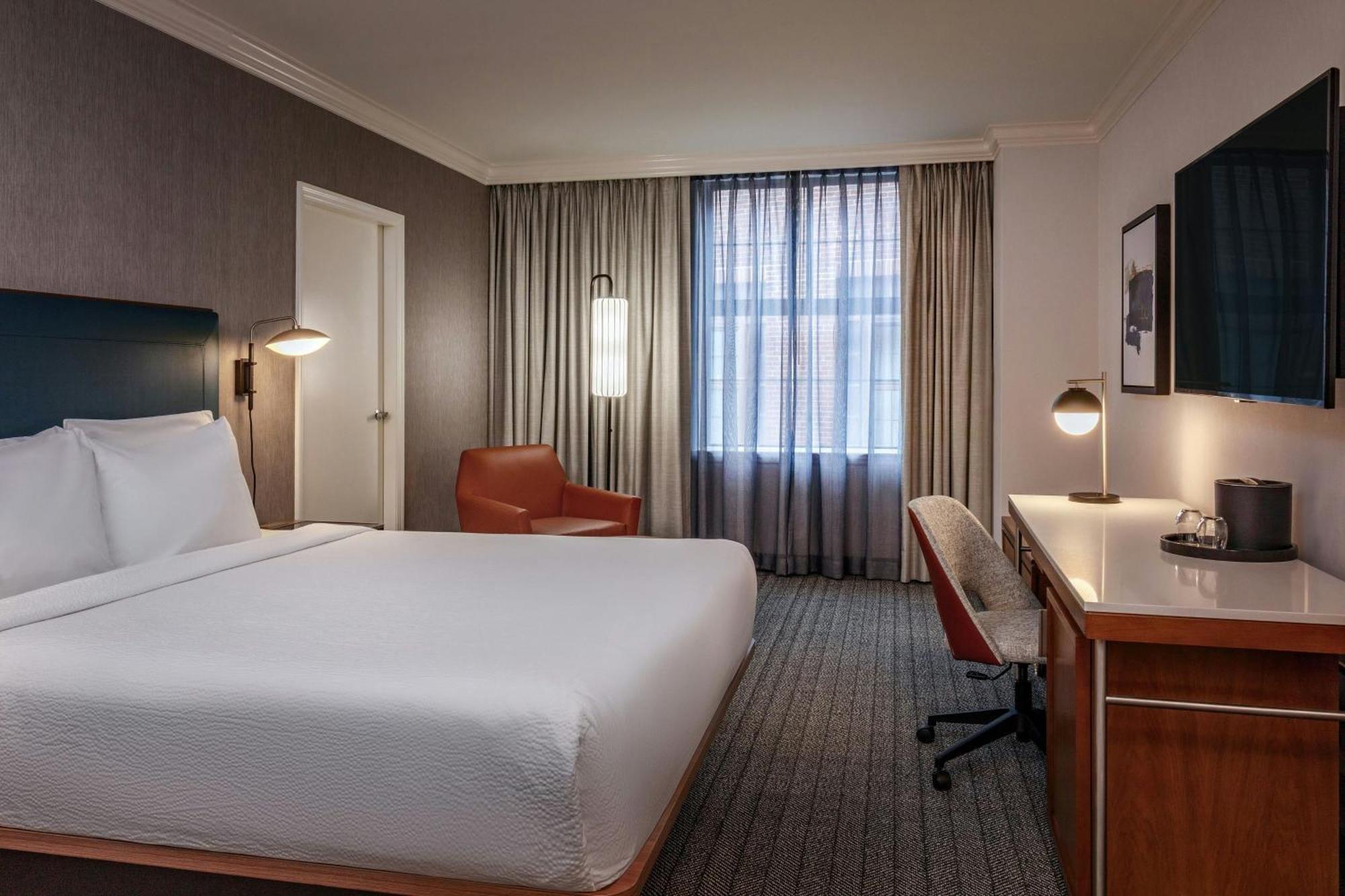 Courtyard By Marriott Downtown Hotel