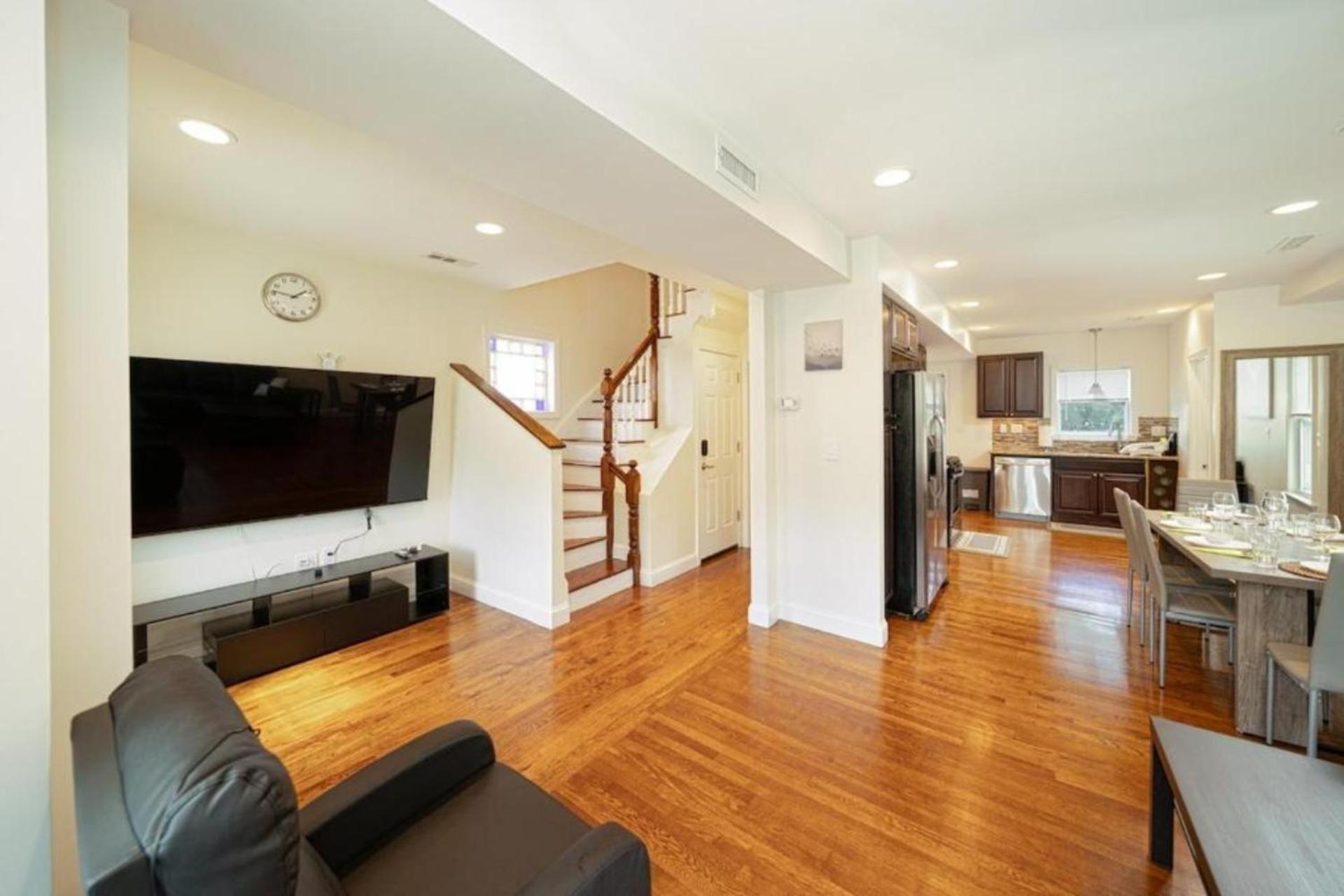 Apartment Comfortable 4br Getaway - Pet-friendly - Near I-93 & Red Line 988 *